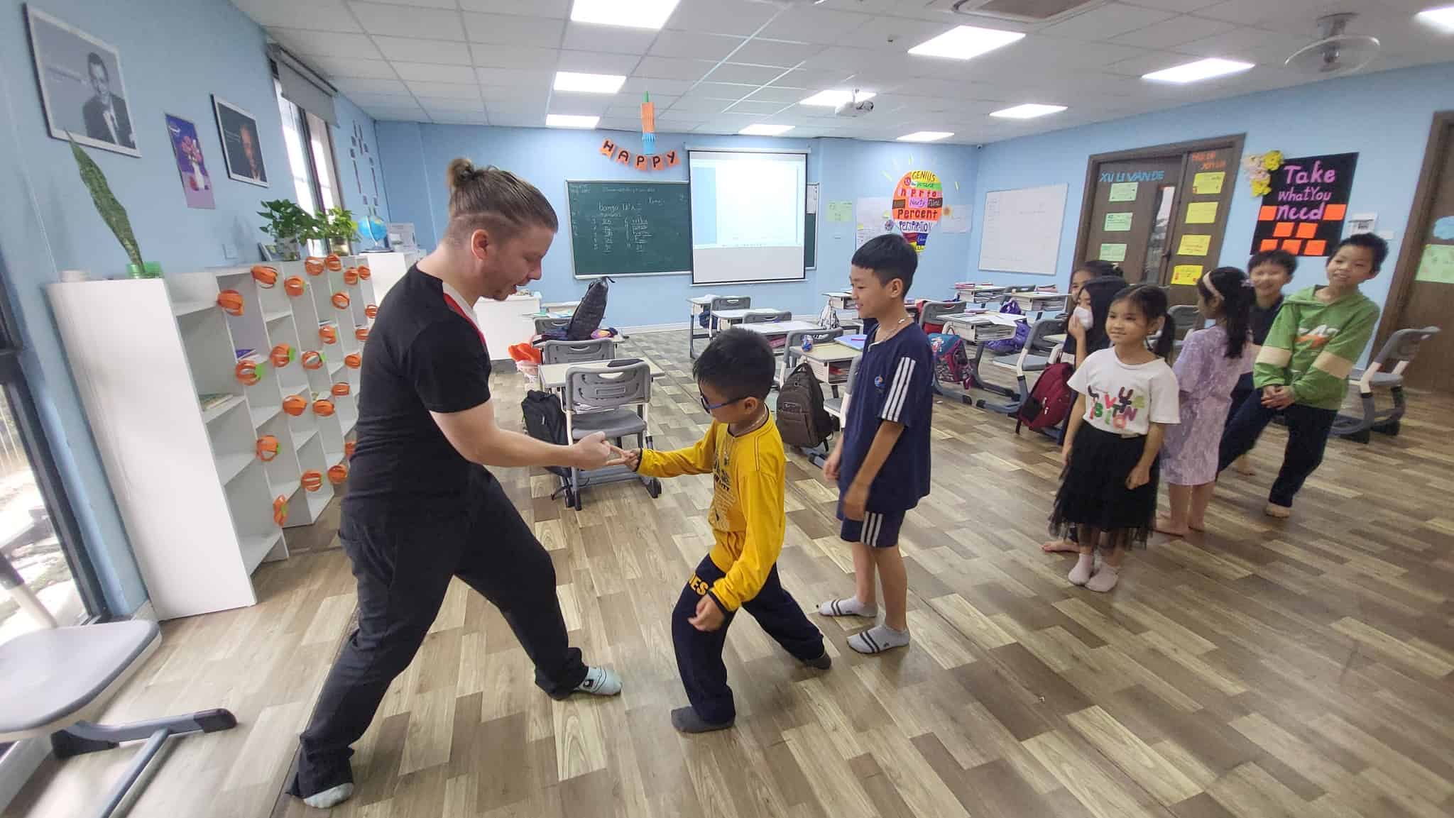 Trẻ hứng thú với giáo viên nước ngoài